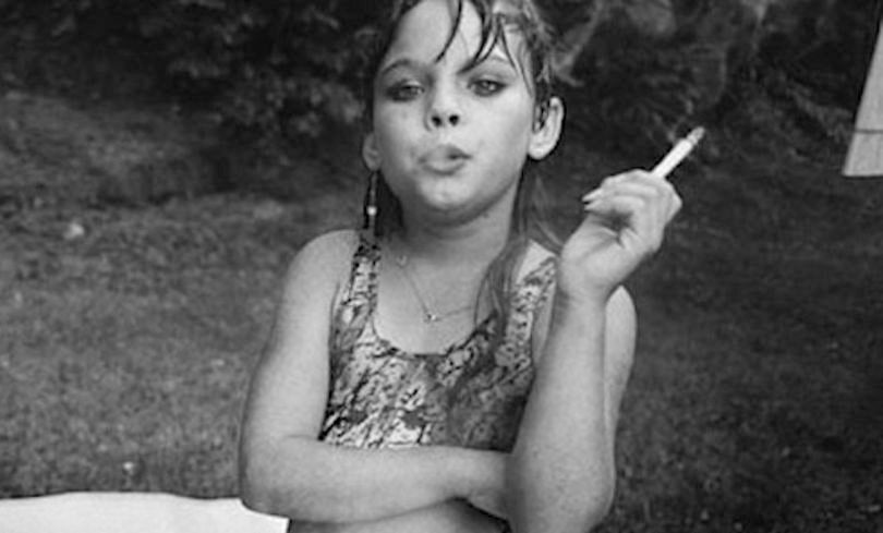 Юная курильщица показывает прелести