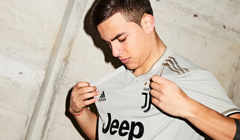 En Images La Juventus L Ve Enfin Le Voile Sur Son Nouveau Maillot