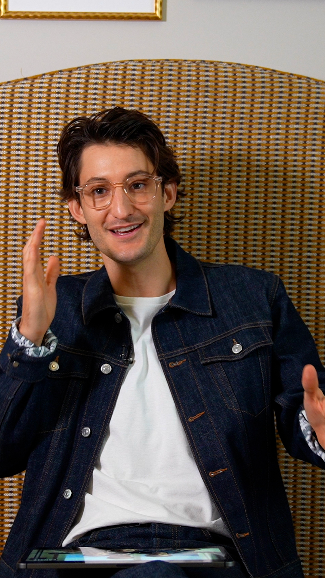 Pierre Niney réagit à ses meilleurs gifs (et nous refait sa choré)