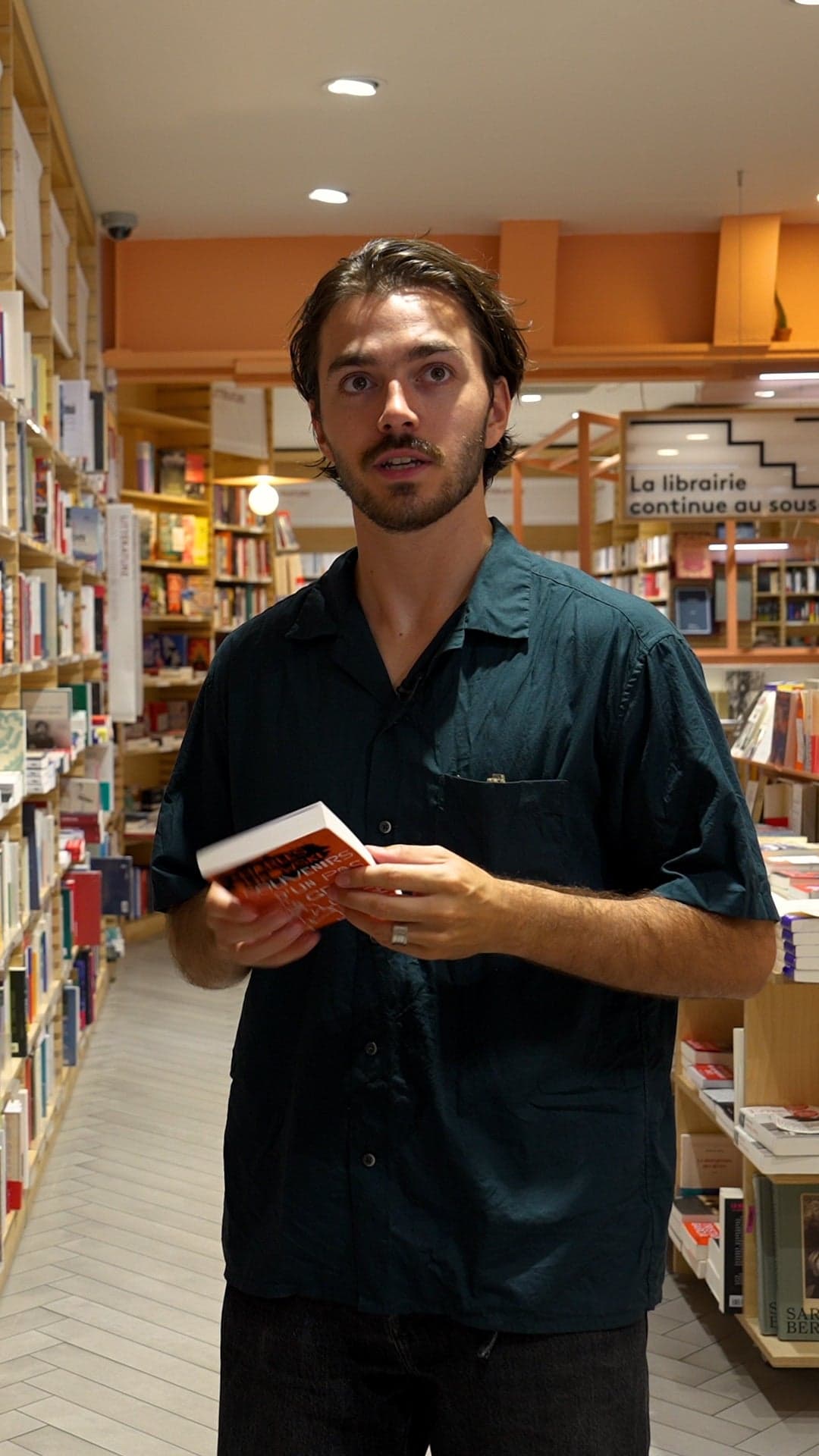 Panayotis Pascot est devenu écrivain, donc on l’a emmené faire un Book Club dans une librairie