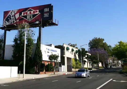 Un Beastie Boy revient d’outre-tombe pour décorer les rues de LA