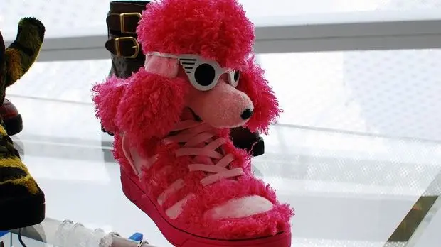 Jeremy Scott chie des paillettes et aboie en rose poupouffe