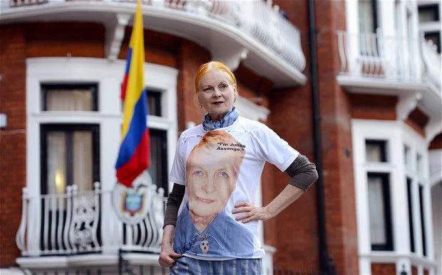 Vivienne Westwood lance un Tee pour soutenir Julian Assange