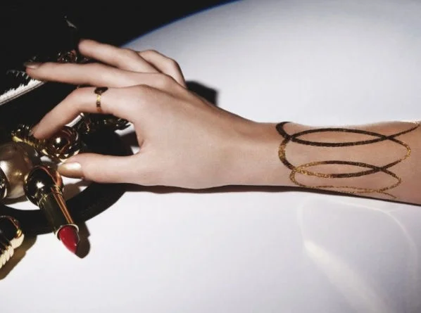 Le tattoo éphémère en or by Dior, ou comment jeter son argent par les fenêtres