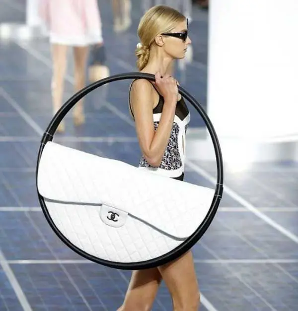 L’objet Mode WTF du jour : Le sac Hula-Hoop Chanel