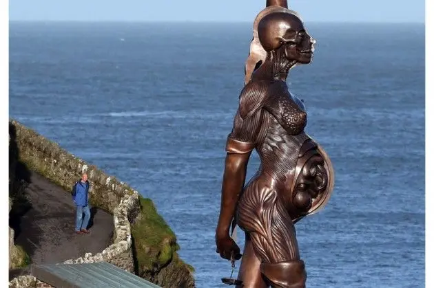 La sculpture géante de Damien Hirst