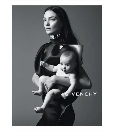 Givenchy fait poser son égérie MariaCarla Boscono avec son bébé