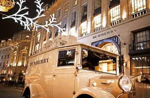 Un van vintage Burberry sillonne les rues de Londres pour une expérience digitale
