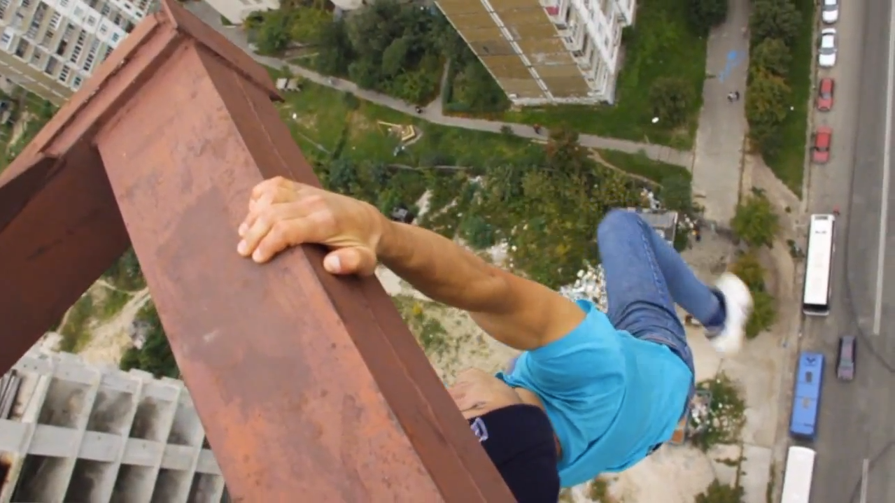 Vidéo : une acrobatie effrayante en haut d’une grue