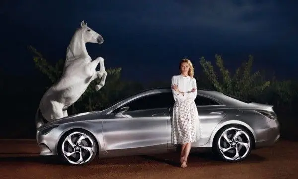 Clip : Karlie Kloss roule pour Mercedes