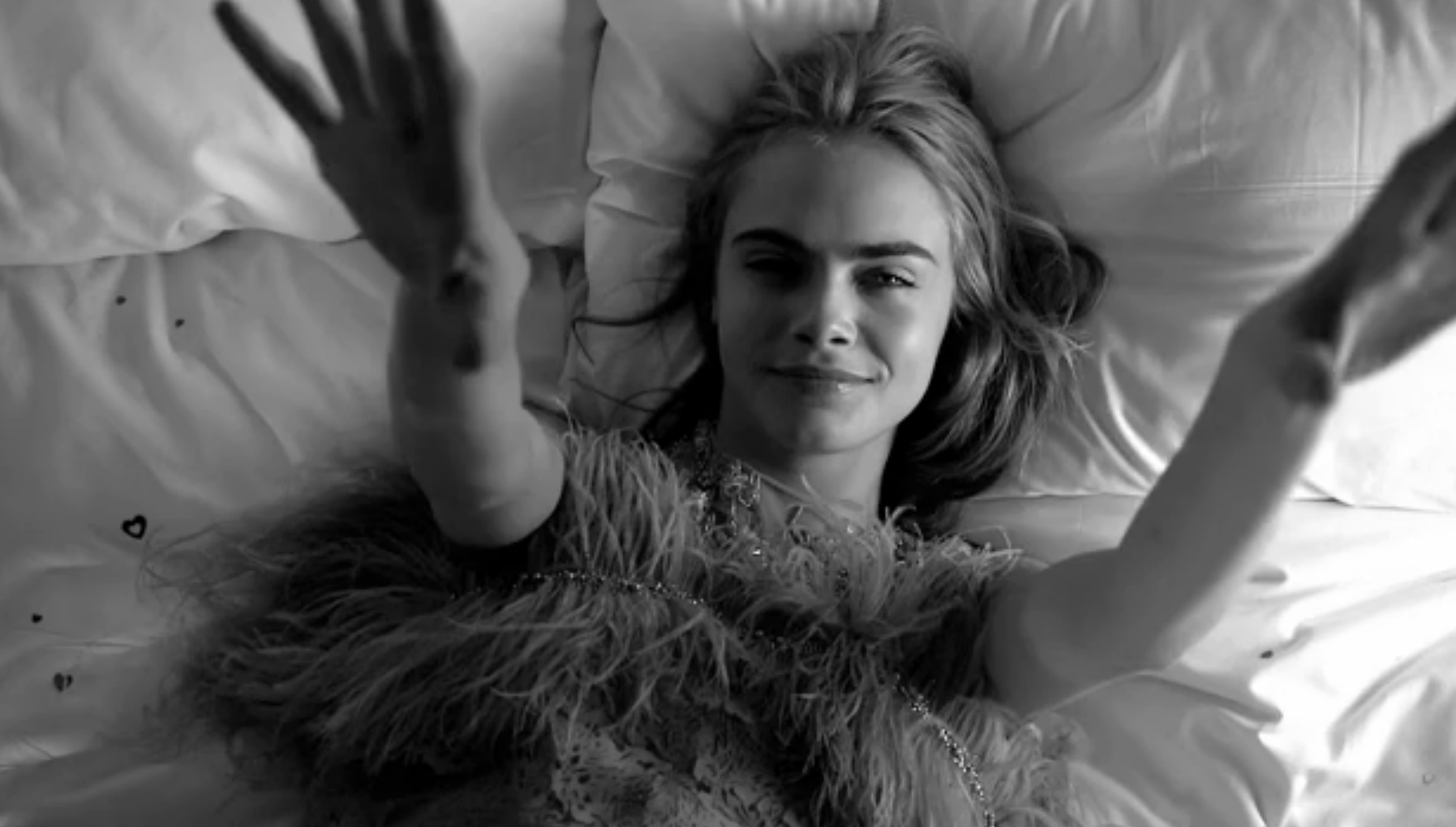 Clip : In Bed with Cara Delevingne pour Love Magazine x Swarovski