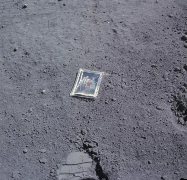 Une photo de famille laissée sur la Lune
