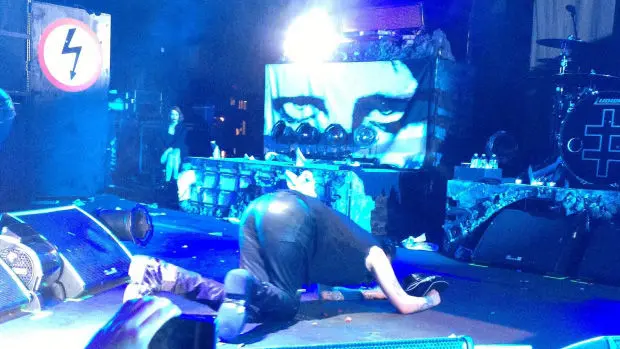 Vidéo : Marilyn Manson s’écroule sur scène