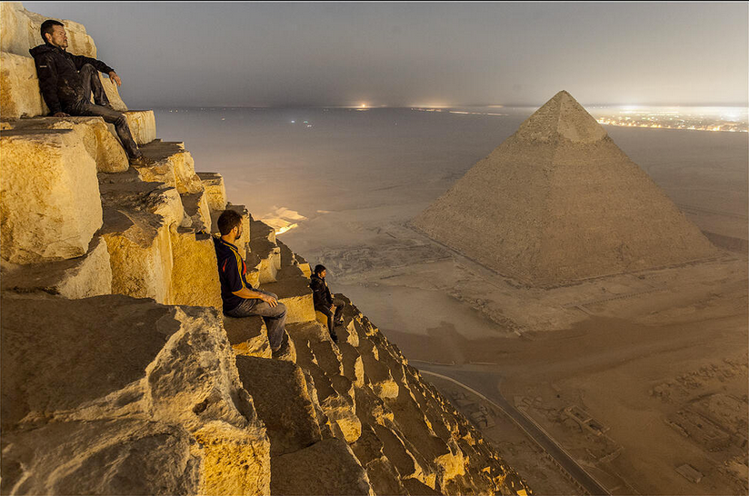 Des photographes russes au sommet de la pyramide de Khéops