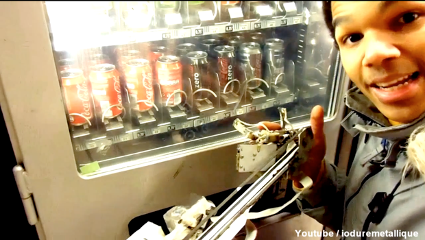 Vidéo : comment retirer une canette d’un distributeur sans payer
