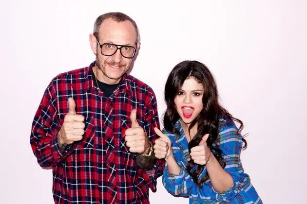 Terry Richardson shoote Selena Gomez pour le Harper’s Bazaar