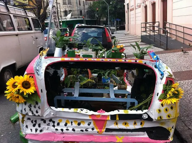 L’artiste Felipe Carrelli occupe les carcasses de voitures vétustes