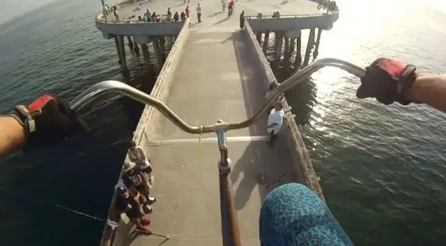 Vidéo : balade à vélo géant le long de Venice Beach