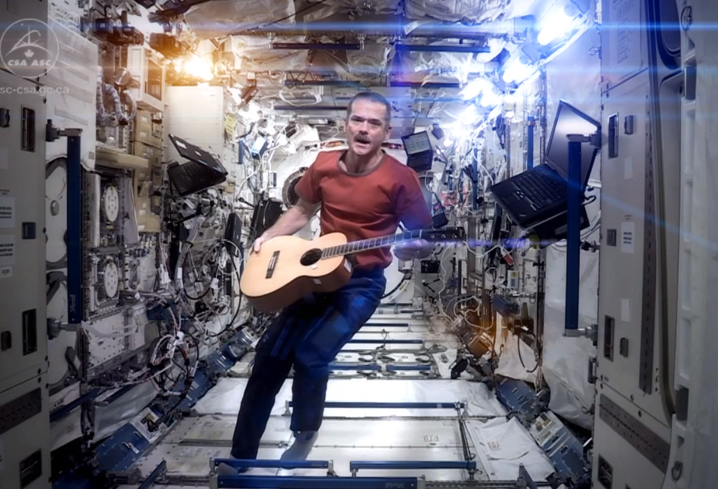 Chris Hadfield reprend “Space Oddity” depuis l’espace