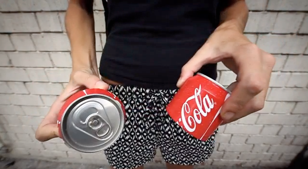 Sharing can : la canette coca-cola qui se coupe en deux