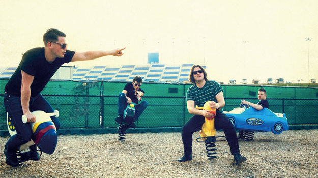 Arctic Monkeys lâche en live “Mad Sounds”, un nouveau titre