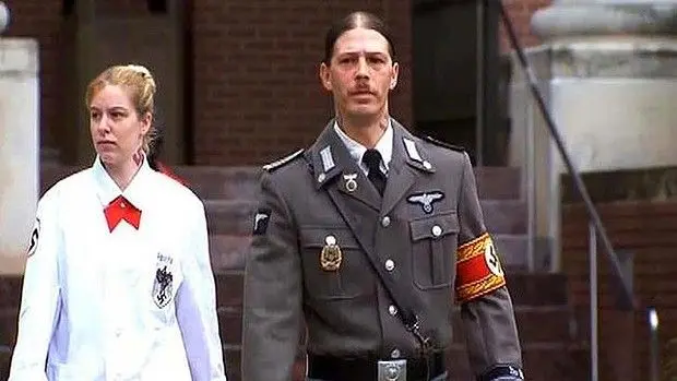 Le père d’Adolf Hitler se rend au tribunal en tenue de nazi
