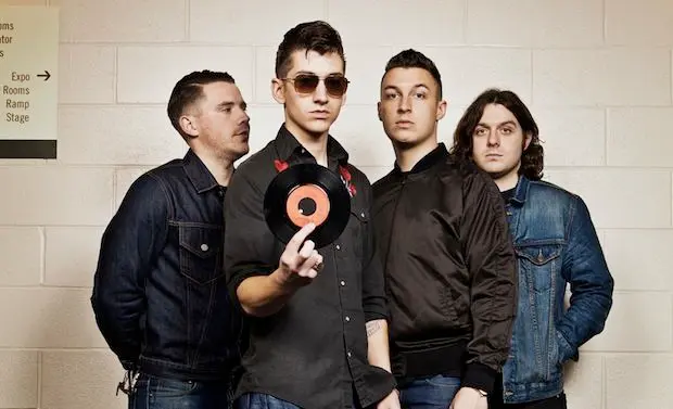 Arctic Monkeys dévoile “Why’d You Only Call Me When You’re High”