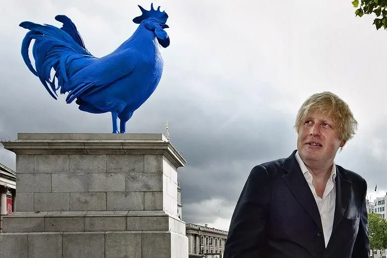 Un coq bleu géant défie le général Nelson sur Trafalgar Square