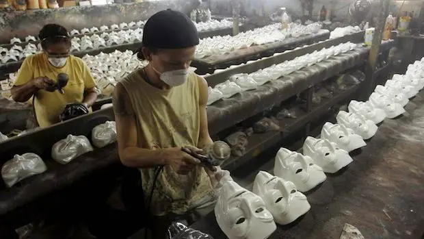 Brésil : 800 masques produits par jour pour les manifs