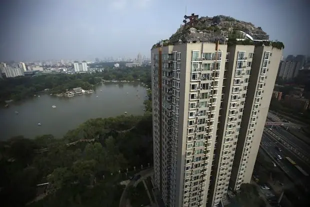 Sur le toit d’un immeuble chinois, une montagne