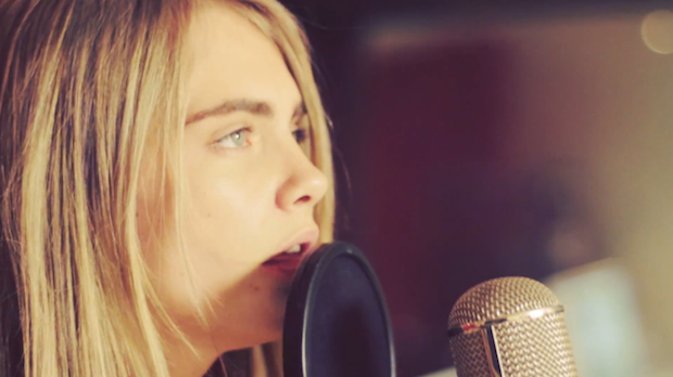 La jeune top anglaise Cara Delevingne se lance dans la musique