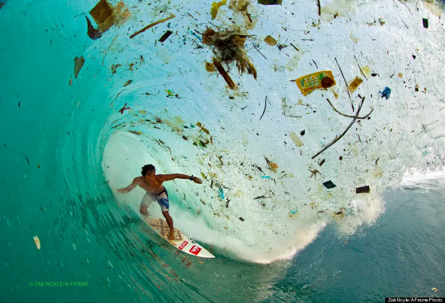 Zak Noyle capture une vague de détritus en Indonesie