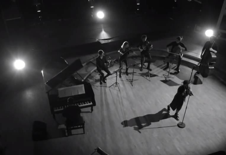 Woodkid reprend “I Love You” et “Iron” avec un orchestre