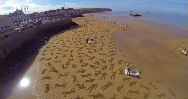The Fallen : 9000 silhouettes sur la plage du D-Day