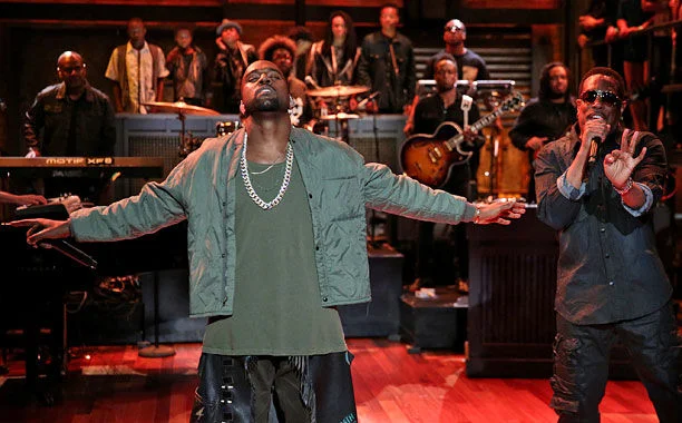 Kanye West fait un live avec Charlie Wilson et The Roots