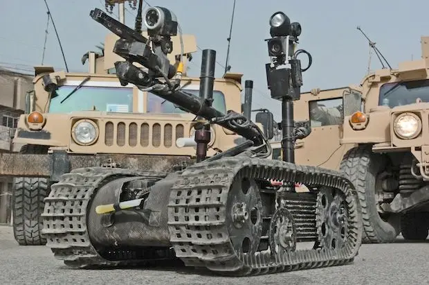 Les soldats s’attachent aux robots