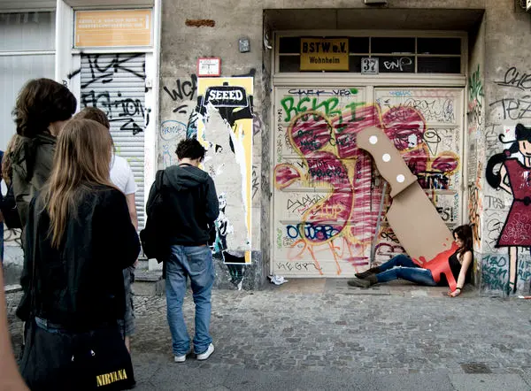 Un street artist poignarde des Berlinois
