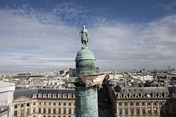 Tadashi Kawamata installe des cabanes place Vendôme