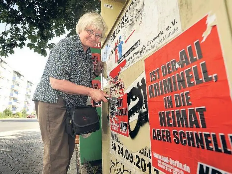 À 68 ans, elle supprime tous les messages racistes