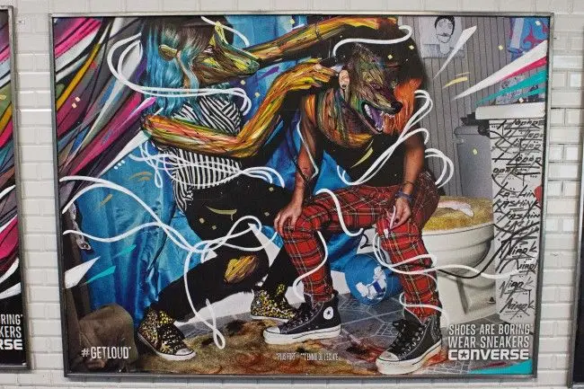 Des affiches Converse détournées par des Street-Artists