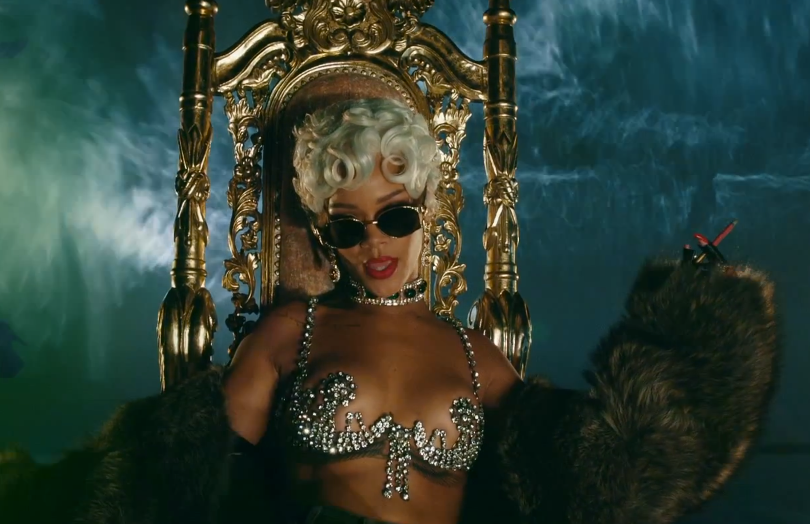 Rihanna dévoile le clip de “Pour it Up”