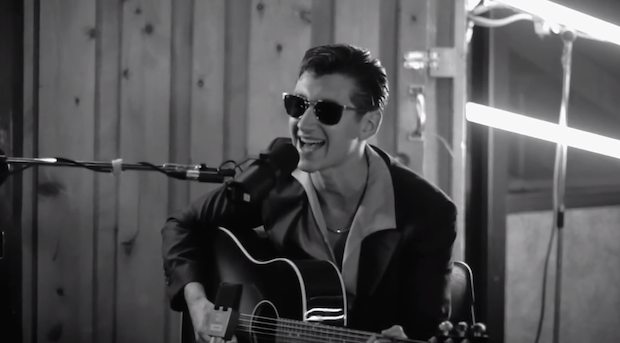 Video : Arctic Monkeys en acoustique pour “Why’d you only call me when you’re high ?”