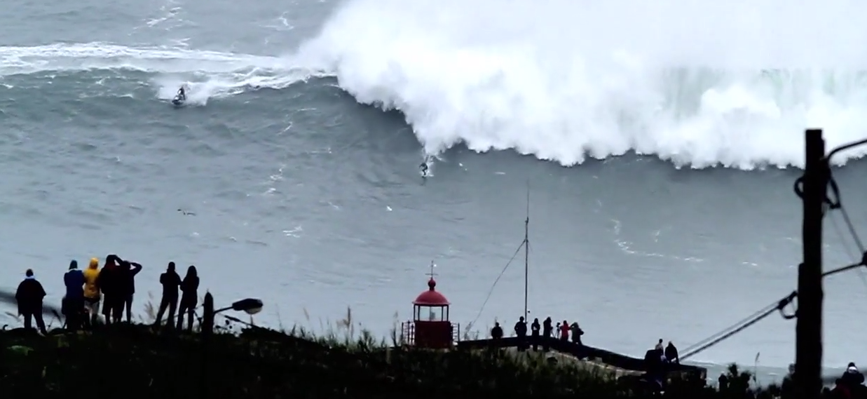 Vidéo : des vagues de plus de 10 mètres au Portugal