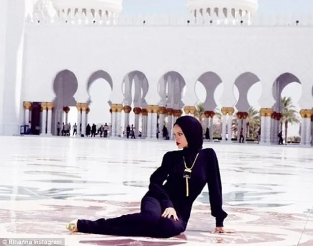 Polémique : Rihanna expulsée d’une mosquée