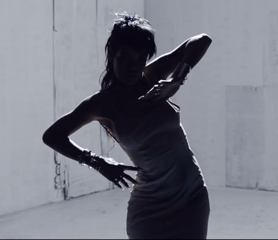 Rihanna fait dans l’exorcisme dans le clip de “What Now”