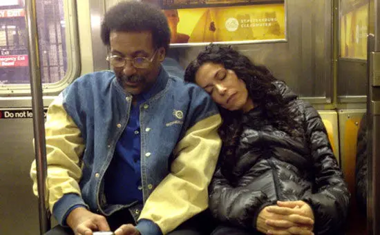 Photo : George Ferrandi s’endort sur l’épaule des passagers du métro
