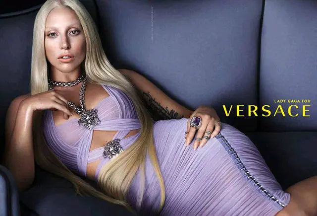 Lady Gaga sosie de Donatella pour Versace