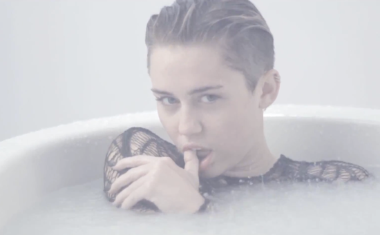 Le dernier clip de Miley Cyrus “Adore You” ou l’art du vide