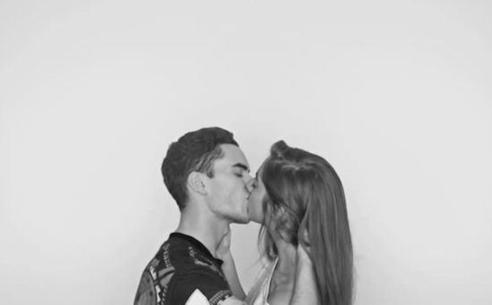 Deux amoureux qui s’embrassent dans le nouveau clip de Cashmere Cat