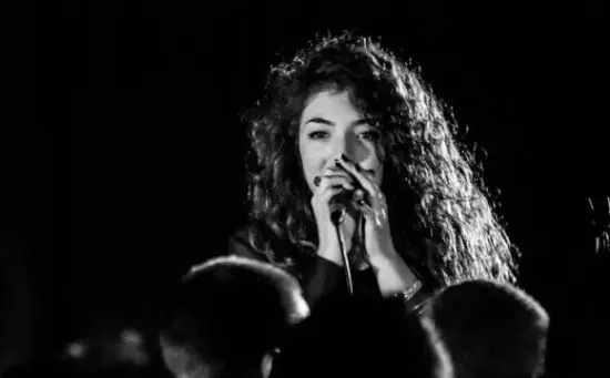 Lorde dévoile un nouveau clip sombre pour “Team”